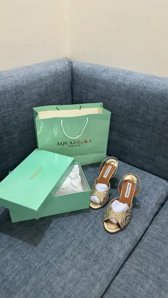 أخرى — صندل من AQUAZZURA