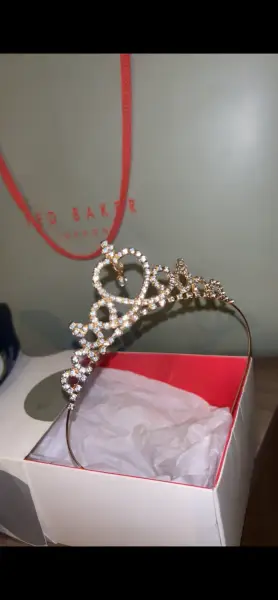 تيد بيكر — تاج