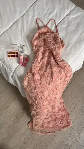 أخرى — فستان وردي مقاس M /L