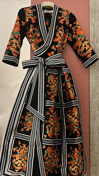 أخرى — فستان wrap /kimono (كيمونو) أسود ومشجر مع حزام مخطط
