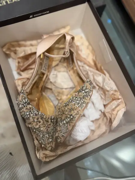 بادجلي ميشكا — Badgley mischka