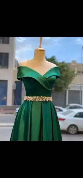 أخرى — فستان أخضر كبير