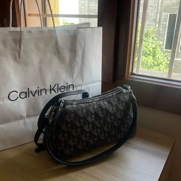 كالفن كلاين — حقيبة من Calvin Klein