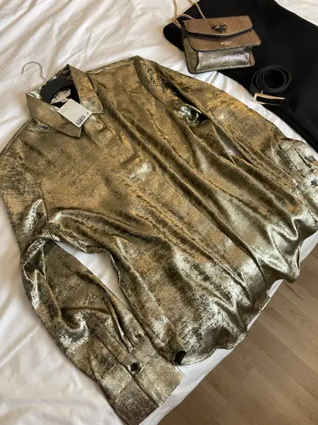 H&M — بلوزة ذهبية من اتش اند ام
